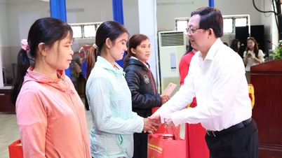 Vicepremier Ho Quoc Dung bezoekt Gia Lai en overhandigt Tet-geschenken aan gezinnen die van beleid profiteren en aan kansarme werknemers.