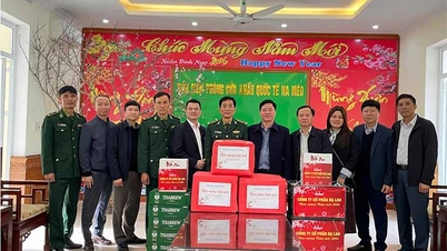 Visita y entrega de obsequios a los oficiales y soldados de la Estación de Guardia Fronteriza de la Puerta Fronteriza Internacional de Na Mèo, comuna de Na Mèo, provincia de Thanh Hóa.