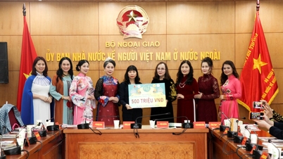 Gaun ao dai Vietnam menyebar dari Eropa kembali ke tanah airnya.