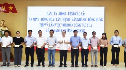 O vice-presidente permanente do Comitê Popular da Província de An Giang, Nguyen Thanh Phong, inspeciona os preparativos para as eleições em 5 comunas.