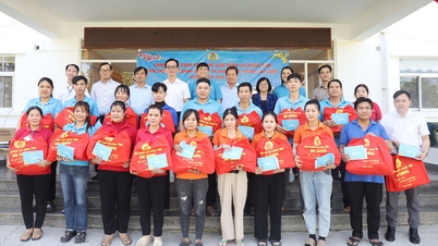 Federasi Buruh Provinsi An Giang mengunjungi berbagai bisnis dan memberikan hadiah kepada 200 anggota serikat pekerja dan buruh.