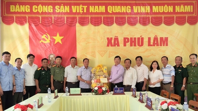 Direktur Departemen Kebudayaan dan Olahraga Provinsi An Giang, Nguyen Khanh Hiep, menyampaikan ucapan selamat Tahun Baru kepada komune Phu An dan Phu Lam.