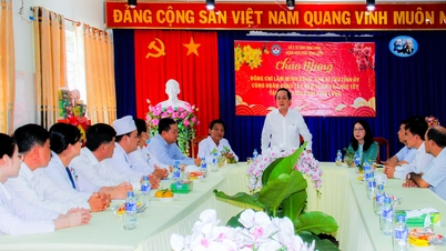 Lam Minh Dang, a Tartományi Pártbizottság titkárhelyettese látogatást tesz a Vinh Long-i Tüdőkórházban és Pszichiátriai Kórházban, és újévi köszöntőt küld nekik.