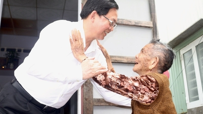 Wakil Perdana Menteri Ho Quoc Dung mengunjungi dan memberikan hadiah di komune Tuy Phuoc dan Tuy Phuoc Dong.