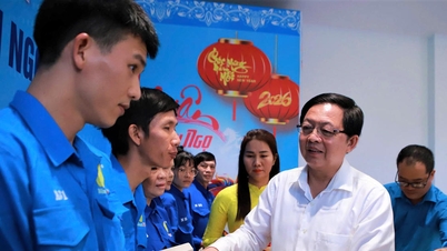 Gia Lai: O vice-primeiro-ministro Ho Quoc Dung visita os trabalhadores e entrega presentes de Tet (Ano Novo Lunar).