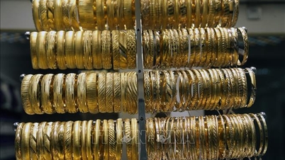 Az arany ára ismét átlépte az 5000 dolláros/uncia határt, míg az ezüst ára több mint 4%-kal emelkedett.