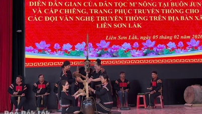 Comuna Lien Son Lak: Ceremonia de închidere a cursului de artă populară și prezentarea instrumentelor muzicale și a costumelor tradiționale.
