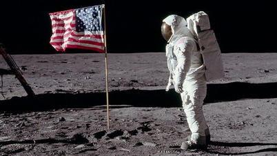 Elon Musk utsetter planene om å reise til Mars og flytter fokuset til å bygge en selvkjørende by på månen.