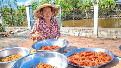 Tet (Vietnam Yeni Yılı) için lezzetli kekler ve reçeller.