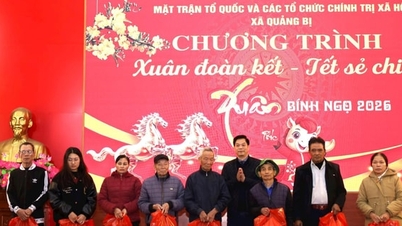 Quang Bi presenterte 320 gavepakker til Tet (månens nyttår).