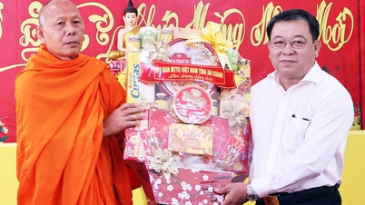 O Sr. Le Thanh Viet, Vice-Presidente Permanente do Comitê da Frente da Pátria Vietnamita da província de An Giang, transmitiu os votos de Feliz Ano Novo à Associação de Solidariedade dos Monges Budistas Patrióticos da província.