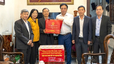 O presidente do Comitê Popular da cidade, Nguyen Khac Toan, visita e estende cumprimentos de Ano Novo a pessoas com serviços meritórios e beneficiários de assistência social.