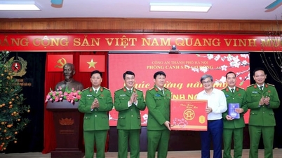 รองประธานคณะกรรมการประชาชนกรุงฮานอย นายเจื่อง เวียด ดุง กล่าวอวยพรปีใหม่แก่เจ้าหน้าที่ตำรวจกรุงฮานอย