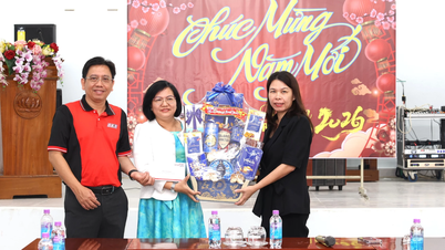 Akhbar dan Radio & Televisyen Khanh Hoa, bersama-sama Anex Vietnam dan ABTours, menyampaikan hadiah Tet kepada Pusat Perlindungan Sosial dan Kerja Sosial Wilayah Khanh Hoa dan Pusat Perlindungan Pagoda Phat Buu.
