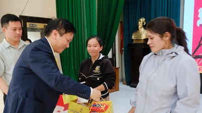 La delegación de la Asamblea Nacional entrega regalos del Tet a trabajadores y obreros desfavorecidos en la provincia de Lam Dong.
