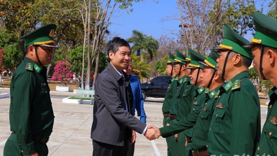 The Chairman of the Provincial People's Committee extends New Year greetings to border guards and officers.