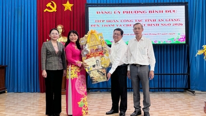 Vice ordförande för An Giangs provinsfolkkommitté, Ngo Cong Thuc, framför nyårshälsningar till valkretsar, kommuner och familjer som är berättigade till förmånspolitik.