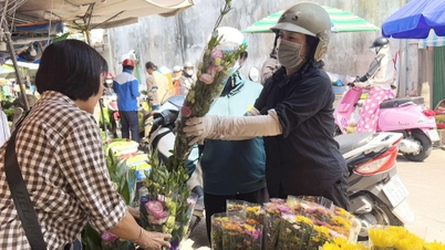 Le marché des offrandes au Dieu du Foyer est en pleine effervescence.