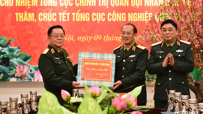 Generaal Nguyen Trong Nghia brengt een bezoek aan het Departement Defensie-industrie en wenst het nieuwe jaar toe.