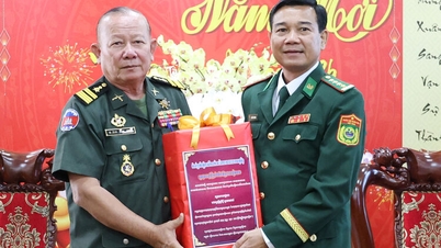 The Kampot Provincial Military Sub-district extends New Year greetings to the An Giang Provincial Border Guard Command.