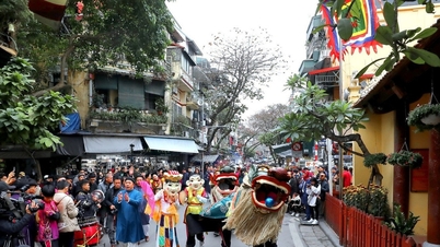 Hanoi: Alami upacara pembukaan unik Pintu O Quan Chuong dan perarakan kuda semasa Tet.