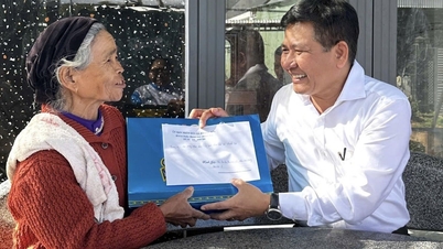 Khanh Son-kommunen besöker och ger Tet-gåvor till personer som har gjort förtjänstfulla tjänster för revolutionen.