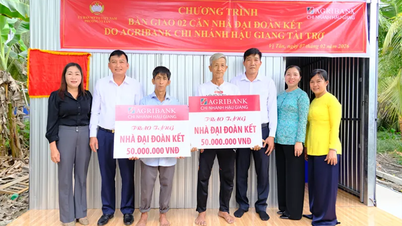 Agribank Hau Giang menyerahkan 2 rumah solidaritas di lingkungan Vi Tan.