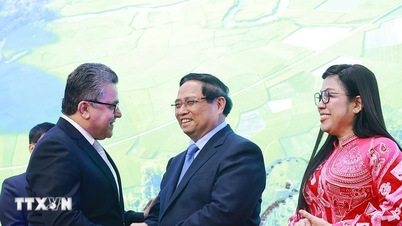 นายกรัฐมนตรีและภรรยาเป็นเจ้าภาพจัดงานเลี้ยงรับรองคณะทูตในเวียดนาม