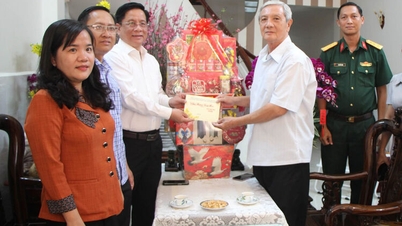 លោក ហូ វ៉ាន់ មុង ប្រធានគណៈកម្មាធិការប្រជាជនខេត្តអានយ៉ាង ផ្ញើសារជូនពរឆ្នាំថ្មីដល់អតីតប្រធានគណៈកម្មាធិការប្រជាជនខេត្តអានយ៉ាងមកពីសម័យកាលផ្សេងៗគ្នា។