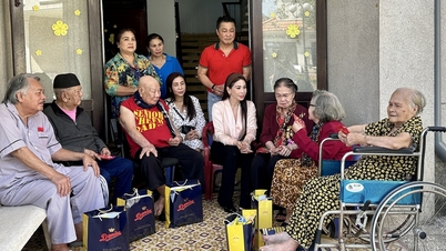 Ly Hung a fost copleșit de emoție în timp ce el și sora sa, Ly Huong, le-au îndeplinit ultima dorință tatălui lor.