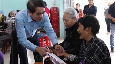 Bertemu, berkunjung, dan memberi hadiah dalam rangka Tahun Baru Imlek.