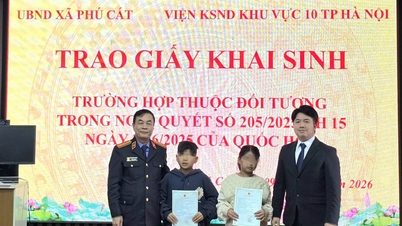 The People's Procuracy of Region 10 presents birth certificates and sends love to two children as Tet (Lunar New Year) approaches.