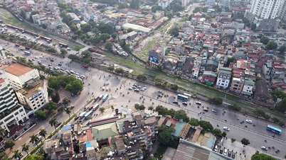 Hanoi: Giai Phong ve Kim Dong caddelerinin kesiştiği tünel ve kavşak üzerinden trafik yönlendirmesi.