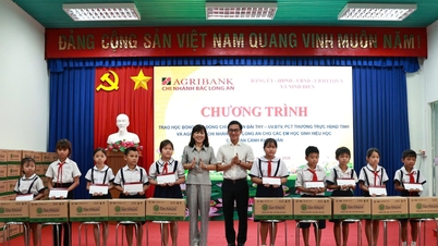 Wakil Ketua Tetap Dewan Rakyat Provinsi Nguyen Dai Thy menyerahkan beasiswa kepada siswa kurang mampu di komune Ninh Dien.