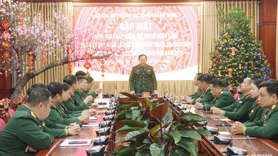 Komando Militer Provinsi Quang Ninh mengadakan pertemuan dan memberikan hadiah kepada para prajurit dan anak-anak mereka yang menghadapi keadaan sulit.