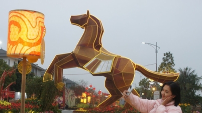Admire o mascote 'Cavalo da Sorte Voando pela Primavera' na Rua das Flores Hanoi Xuan 2026.
