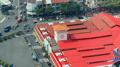 Hô Chi Minh-Ville : Le marché Ben Thanh et le grand magasin Tax se sont « transformés » en lieux d'enregistrement idéaux pour les vacances du Têt.