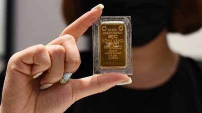 O preço de venda do ouro da SJC ultrapassou 180 milhões de VND por onça, 21 milhões de VND a mais do que o preço mundial.