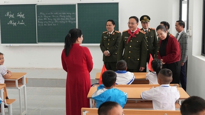 Gjenoppbygging av skolen som ble utslettet av flom i grenseområdet til Nghe An-provinsen.