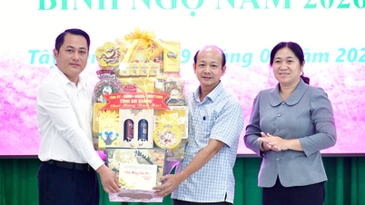 Bí thư Đảng ủy xã Kiên Lương Phan Đình Nhân chúc tết xã Tây Yên