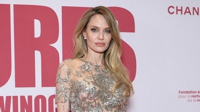A atriz Angelina Jolie está deslumbrante em um vestido transparente aos 51 anos.