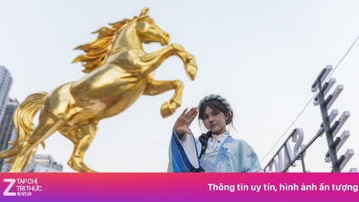 A 5-meter-tall golden horse statue attracts visitors at the foot of Ba Son Bridge.