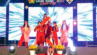 Crianças cantando canções em comemoração à festa e ao Ano Novo Lunar.