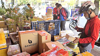 Πολλές παραγγελίες δώρων Tet έχουν «κολλήσει» στην αποθήκη αποστολής.