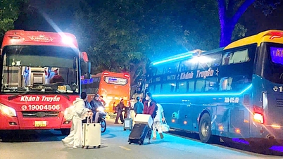 Autobusy sypialne bezczelnie wjeżdżają do centrum Hue, aby zabierać i wysadzać pasażerów.