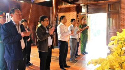 A delegação do Comitê Provincial do Partido ofereceu incenso na Igreja Memorial Ho Chi Minh.