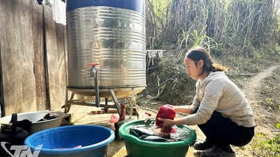 La joie de l'eau potable au village.
