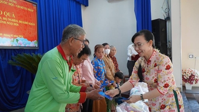 Cik Phan Thi My Dung - Ahli Jawatankuasa Parti Wilayah - Wakil Dewan Undangan Negeri - Pengarah Jabatan Kehakiman wilayah Tay Ninh, menyampaikan hadiah Tet kepada keluarga yang berhak mendapat dasar keutamaan dan isi rumah yang berada dalam keadaan sukar.