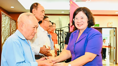 Le comité du Parti de Hô Chi Minh-Ville a rencontré les secrétaires des sections locales du Parti et leur a offert des cadeaux pour le Têt.