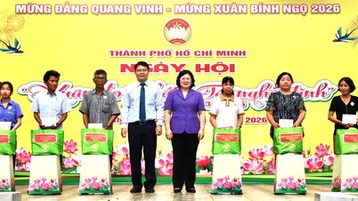 Kamerad Van Thi Bach Tuyet menghadiri festival "Musim Semi Solidaritas - Tet Kasih Sayang" di komune Binh Chanh.